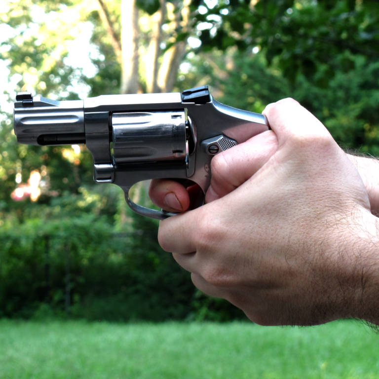 impugnare un revolver